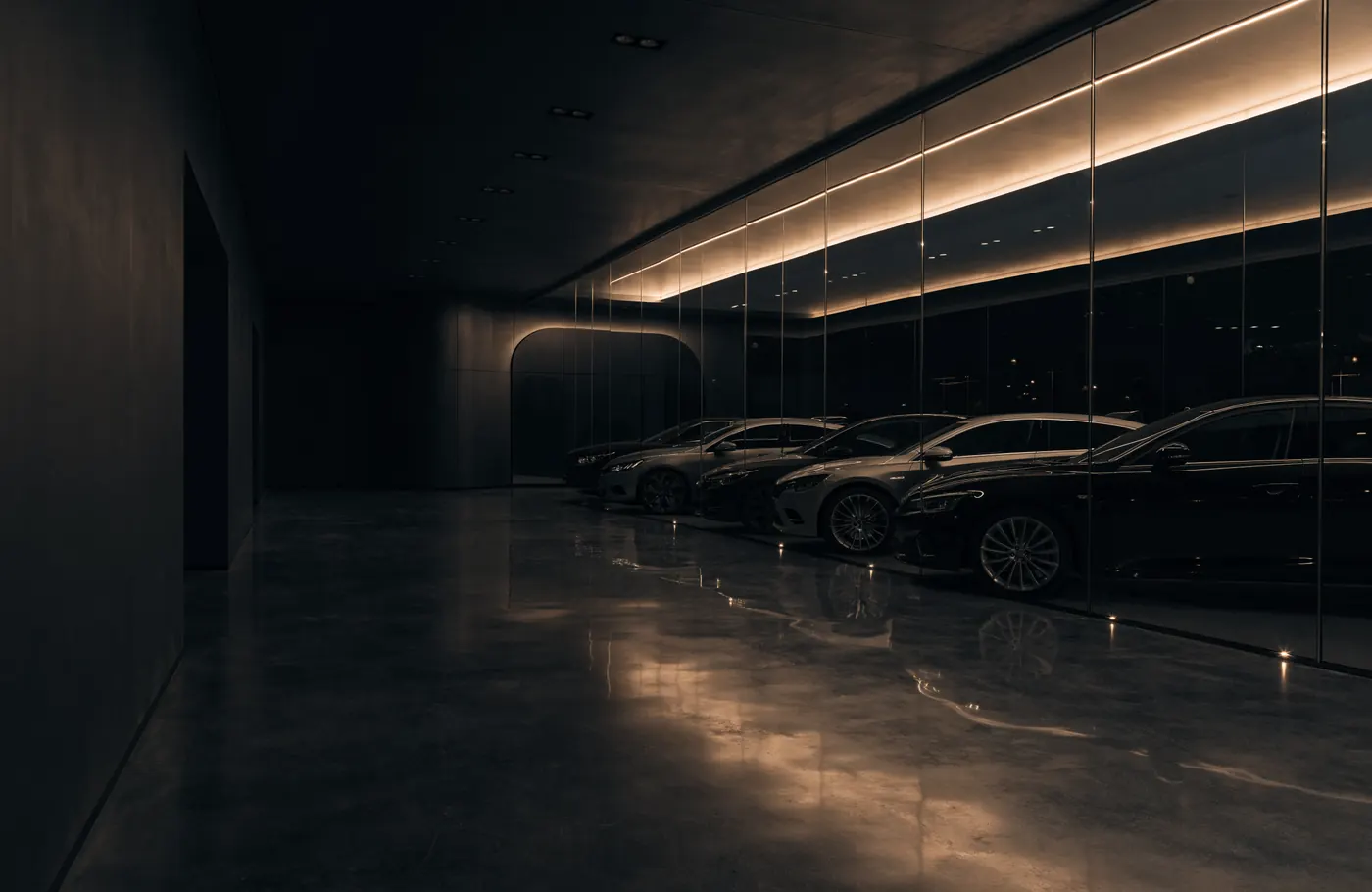 Showroom da JC Seminovos com veículos expostos sob iluminação âmbar